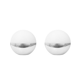 Alba 10cm Pack De 2 Chrome portable De Dyberg Larsen - Les lampes sont &eacute;quip&eacute;es de LED int&eacute;gr&eacute;es offrant trois niveaux de luminosit&eacute;, facilement r&eacute;glables gr&acirc;ce &agrave; un capteur tactile situ&eacute; sur le dessus de l'abat-jour ou &agrave; la t&eacute;l&eacute;commande fournie.
