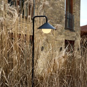 Nova 80cm Noir portable De Dyberg Larsen - La borne lumineuse portable Nova allie design moderne et fonctionnalit&eacute;s intelligentes, ce qui la rend id&eacute;ale pour une utilisation int&eacute;rieure et ext&eacute;rieure.