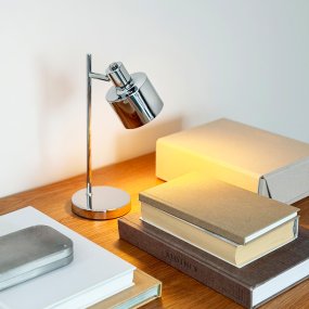 Ocean Mini 28cm Chrome portable De Dyberg Larsen - L'Ocean Mini est une version compacte et rechargeable de la c&eacute;l&egrave;bre lampe de table, alliant design r&eacute;tro et fonctionnalit&eacute;s modernes.