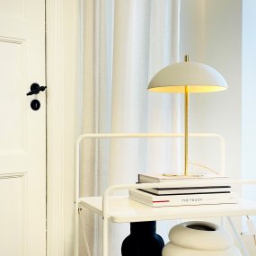 Globus 44cm Laiton/beige lampe de table De Dyberg Larsen - Avec un diam&egrave;tre de 30 cm et une hauteur de 44 cm, elle deviendra la pi&egrave;ce ma&icirc;tresse de votre d&eacute;coration.