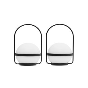 Summer Mini 18cm Pack De 2 Noir portable De Dyberg Larsen - Compos&eacute;es d'un pied en m&eacute;tal noir et d'un abat-jour en poly&eacute;thyl&egrave;ne blanc, ces lanternes sont &eacute;quip&eacute;es de LED int&eacute;gr&eacute;es offrant trois niveaux de luminosit&eacute; (100 %, 50 % et 25 %), facilement r&eacute;glables gr&acirc;ce au variateur situ&eacute; sur l'abat-jour.