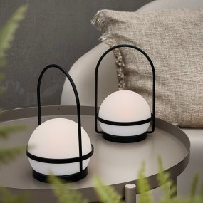 Summer Mini 18cm Pack De 2 Noir portable De Dyberg Larsen - Compos&eacute;es d'un pied en m&eacute;tal noir et d'un abat-jour en poly&eacute;thyl&egrave;ne blanc, ces lanternes sont &eacute;quip&eacute;es de LED int&eacute;gr&eacute;es offrant trois niveaux de luminosit&eacute; (100 %, 50 % et 25 %), facilement r&eacute;glables gr&acirc;ce au variateur situ&eacute; sur l'abat-jour.