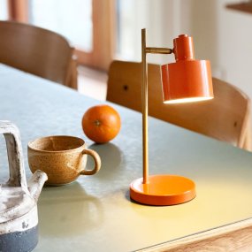 Ocean Mini 28cm Orange portable De Dyberg Larsen - L'Ocean Mini est une version compacte et rechargeable de la c&eacute;l&egrave;bre lampe de table, alliant design r&eacute;tro et fonctionnalit&eacute;s modernes.
