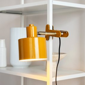 Ocean Jaune lampe à pince De Dyberg Larsen - Il allie fonctionnalit&eacute; et design moderne et minimaliste, cr&eacute;ant une ambiance &agrave; la fois apaisante et raffin&eacute;e.
