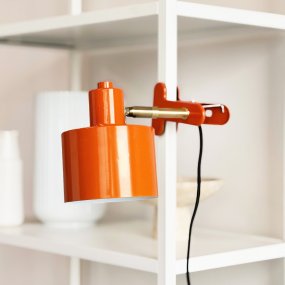 Ocean Orange lampe à pince De Dyberg Larsen - Elle allie fonctionnalit&eacute; et design moderne et minimaliste, cr&eacute;ant une ambiance calme et raffin&eacute;e.