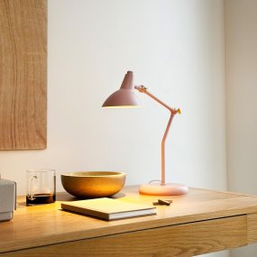 Vela 45cm Rose lampe de bureau De Dyberg Larsen - Elle diffuse une lumi&egrave;re douce et cibl&eacute;e et trouve parfaitement sa place sur un bureau, une table de chevet ou une table basse.