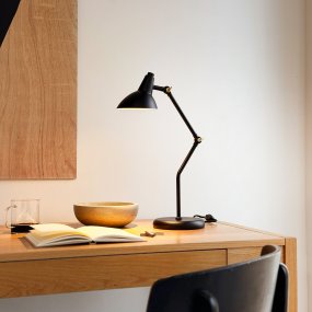 Vela 45cm Noir lampe de bureau De Dyberg Larsen - Elle diffuse une lumi&egrave;re douce et cibl&eacute;e et trouve parfaitement sa place sur un bureau, une table de chevet ou une table basse.