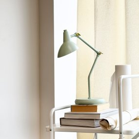 Vela 45cm Vert menthe lampe de bureau De Dyberg Larsen - Elle diffuse une lumi&egrave;re douce et cibl&eacute;e et trouve parfaitement sa place sur un bureau, une table de chevet ou une table basse.