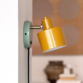 Ocean 16cm Multicolore lampe de lecture De Dyberg Larsen - La tige et le bras en laiton poli &agrave; la main conf&egrave;rent &agrave; la lampe une touche distinctive, tandis que sa couleur profonde cr&eacute;e une harmonie visuelle.