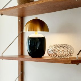 Manhatten 23cm Noir/laiton portable De Dyberg Larsen - La lampe se recharge compl&egrave;tement en environ 8 heures et offre jusqu'&agrave; 40 heures d'autonomie &agrave; faible intensit&eacute; et jusqu'&agrave; 8 heures &agrave; intensit&eacute; maximale.