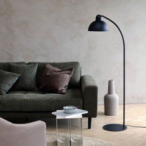 Eric Noir lampadaire De Dyberg Larsen - La base robuste de la lampe et sa finition noire mate créent un look intemporel idéal pour les espaces de vie et de travail.
