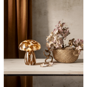 Funghi 17cm Brun lampe de table De Star Trading - Elle diffuse une douce lumi&egrave;re blanche chaude, cr&eacute;ant une ambiance chaleureuse sur une table, un banc ou un rebord de fen&ecirc;tre.
