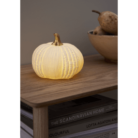 Pumpkin 12cm Blanc De Star Trading - La lampe de table citrouille est une charmante petite lampe en porcelaine blanche qui diffuse une lumi&egrave;re douce et chaleureuse.