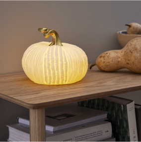 Pumpkin 15cm Blanc De Star Trading - La lampe de table citrouille est une charmante petite lampe en porcelaine blanche qui diffuse une lumi&egrave;re douce et chaleureuse.