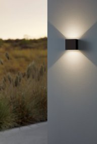 Calpino Anthracite lampe d’extérieur De Eglo - Son &eacute;clairage LED int&eacute;gr&eacute; diffuse une lumi&egrave;re blanche chaude et agr&eacute;able, &eacute;clairant la fa&ccedil;ade vers le haut et vers le bas.
