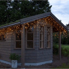 Guirlande Lumineuse En Glaçons Shiny Warm White 24m Noir De Star Trading - La boucle mesure environ 24 m&egrave;tres de long et comporte des gla&ccedil;ons de trois longueurs : 15, 35 et 55 cm.