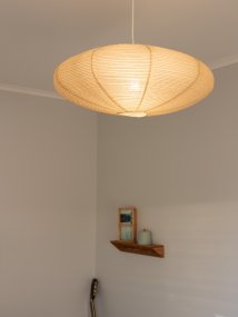 Yuni Abat-Jour Excl. Suspension Ø58 Beige suspension De PR Home - Sa structure irr&eacute;guli&egrave;re en fils d'acier rapproch&eacute;s cr&eacute;e un motif vibrant et &eacute;l&eacute;gant, conf&eacute;rant &agrave; la lampe une allure a&eacute;rienne.