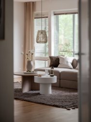 Saigon Ø28 Gris suspension De PR Home - Le plafonnier est vendu avec un support de plafond noir pour une utilisation en intérieur.