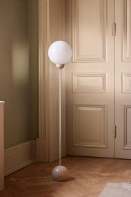 Ripley Beige lampadaire De Globen Lighting - Fabriquée en métal, cette lampe possède un dôme en verre blanc opale qui diffuse une lumière agréable.