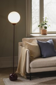 Ripley Bourgogne lampadaire De Globen Lighting - Sa silhouette &eacute;lanc&eacute;e et ses d&eacute;tails aux formes douces et arrondies lui conf&egrave;rent un style moderne et ludique.