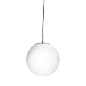 Atom Ø25 Blanc/argent De Searchlight - Son abat-jour sphérique en verre opale de 25 cm de diamètre diffuse une lumière douce et uniforme, créant une atmosphère chaleureuse et accueillante.