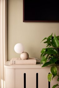 Ripley 17cm Beige lampe de table De Globen Lighting - Le c&acirc;ble de 2 m avec interrupteur et prise est inclus.