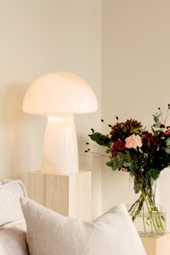 Fungo Swirl 42cm Beige De Globen Lighting - Chaque lampe est unique, ce qui entra&icirc;ne des variations de couleur, d'&eacute;paisseur de verre et de motif.
