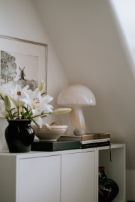 Fungo Swirl 30cm Beige lampe de table De Globen Lighting - Chaque lampe est unique, ce qui entraîne des variations de couleur, d'épaisseur de verre et de motif.