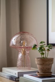 Fungo 30cm Rose lampe de table De Globen Lighting - Chaque lampe est souffl&eacute;e bouche et unique, ce qui entra&icirc;ne des variations de couleur, d'&eacute;paisseur du verre et de nombre de bulles.