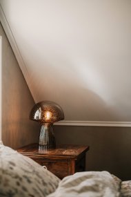 Fungo 30cm Brun lampe de table De Globen Lighting - Chaque lampe est souffl&eacute;e bouche et unique, ce qui entra&icirc;ne des variations de couleur, d'&eacute;paisseur du verre et de nombre de bulles.