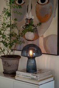 Fungo 30cm Bleu lampe de table De Globen Lighting - Chaque lampe est souffl&eacute;e bouche et unique, ce qui entra&icirc;ne des variations de couleur, d'&eacute;paisseur du verre et de nombre de bulles.