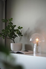 Fungo 30cm Transparent lampe de table De Globen Lighting - Chaque lampe est souffl&eacute;e bouche et unique, ce qui entra&icirc;ne des variations de couleur, d'&eacute;paisseur du verre et de nombre de bulles.