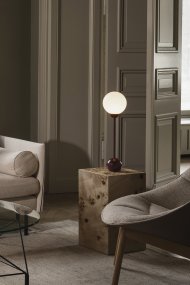 Ripley 52cm Bourgogne lampe de table De Globen Lighting - La lampe est fournie avec un câble transparent de 2 mètres, un interrupteur et une prise.