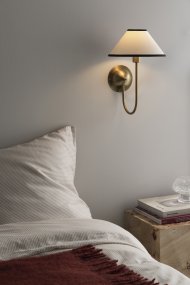 Iris 32cm Laiton/blanc crème applique murale De Globen Lighting - L'abat-jour diffuse une lumière douce et agréable, idéale comme lampe de chevet, dans une entrée ou comme éclairage d'ambiance dans le salon.