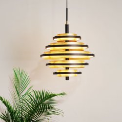 Hive Ø40 Noir mat suspension De Searchlight - La lampe est dotée de LED intégrées qui consomment jusqu'à 75 % d'énergie en moins et durent jusqu'à 20 fois plus longtemps que les ampoules à incandescence classiques.