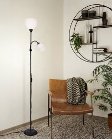 Montanini Noir lampadaire De Eglo - La lampe frontale utilise une douille E27 et le bras articul&eacute; une douille E14, vous permettant ainsi d'adapter parfaitement l'&eacute;clairage &agrave; vos besoins et &agrave; l'ambiance souhait&eacute;e.