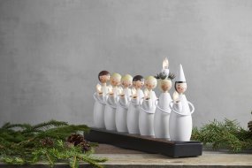 Lucia Choir Blanc De Star Trading - D&eacute;cor&eacute; pour la Sainte-Lucie et la p&eacute;riode de l&#39;Avent, le bougeoir cr&eacute;e une atmosph&egrave;re de No&euml;l fantastique dans la fen&ecirc;tre et sur la table.