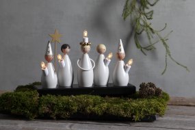 Lucia Choir Blanc De Star Trading - D&eacute;cor&eacute; pour la Sainte-Lucie et la p&eacute;riode de l&#39;Avent, le bougeoir cr&eacute;e une atmosph&egrave;re de No&euml;l fantastique dans la fen&ecirc;tre et sur la table.