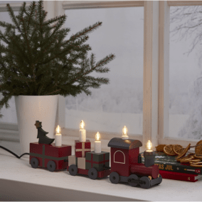 Christmas Train ROUGE De Star Trading - Le train est &eacute;clair&eacute; par des lumi&egrave;res LED plac&eacute;es dans les wagons, qui sont maintenus ensemble par un c&acirc;ble textile noir.
