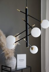 Akrobat 58cm Noir suspension De Aneta Lighting - Plafonnier Acrobat en m&eacute;tal laqu&eacute; noir avec d&eacute;tails en laiton mat et 5 abat-jour en verre blanc opale.