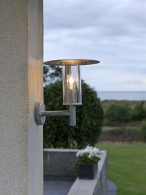 Mode Acier galvanisé lampe d’extérieur De Konstsmide - Combinaison parfaite de fonctionnalité et d'esthétique, il confère à votre façade un look intemporel et industriel.