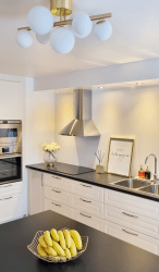 Molekyl 58cm Laiton mat plafonnier De Aneta Lighting - Plafonnier tendance de Molekyl en laiton mat avec 7 abat-jour en verre blanc opale de différentes tailles, monté sur une tige de 58 cm de long.