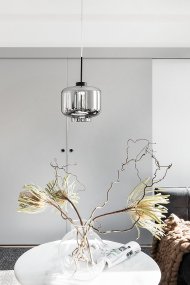 Ritz Ø25 Couleur fumée suspension De Globen Lighting - Ritz est une suspension de forme classique et de petite taille, parfaite aussi bien seule qu'en enfilade au-dessus d'une table &agrave; manger.