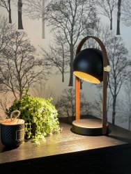 Bow 38cm Noir lampe de table De Aneta Lighting - Lampe de table Bow en métal laqué noir avec détails en laiton mat et cuir marron.