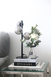 Molekyl 46cm Gris fumé lampe de table De Aneta Lighting - Lampe de table Molekyl avec base en m&eacute;tal noir et 3 abat-jour en verre fum&eacute;.