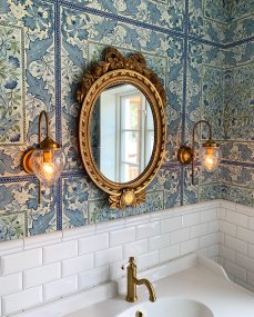 Juni 24cm Laiton antique/transparent lampe de salle de bain De Globen Lighting - Juni, avec son magnifique abat-jour en verre taillé et en métal, vous transporte au début du XXe siècle.