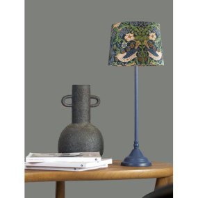 Tove 57cm Bleu lampe de table De PR Home - Avec son style &eacute;l&eacute;gant, elle s'int&egrave;gre parfaitement &agrave; une fen&ecirc;tre, une table de chevet, un bureau ou une entr&eacute;e&nbsp;; un v&eacute;ritable incontournable de la d&eacute;coration int&eacute;rieure qui s'int&egrave;gre partout.