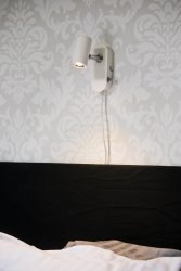 Gusto Blanc lampe de lecture De Aneta Lighting - Gusto dispose d'une source de lumière LED blanc chaud de 5 W et offre 400 lumens.