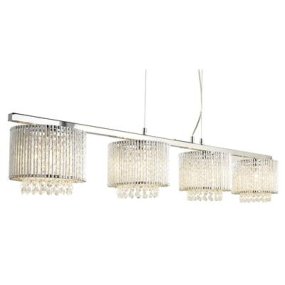 Elise 118cm Chrome suspension De Searchlight - Des tiges d'aluminium torsadées et des pampilles de cristal pendent à différents niveaux de la structure en chrome poli, créant un jeu de lumière dynamique et scintillant.