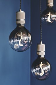 Halo Ø5 Gris foncé suspension De Halo Design - Le mat&eacute;riau de base en m&eacute;tal robuste et gris fonc&eacute; donne un look sophistiqu&eacute; qui s'int&egrave;gre parfaitement au-dessus de la cuisine, dans le couloir ou dans le cadre d'un &eacute;clairage de groupe.